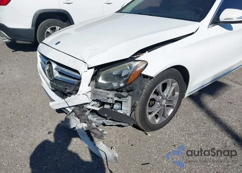 2015 Mercedes-Benz C 300 z USA, uszkodzony, nr VIN 55SWF4JBXFU087849